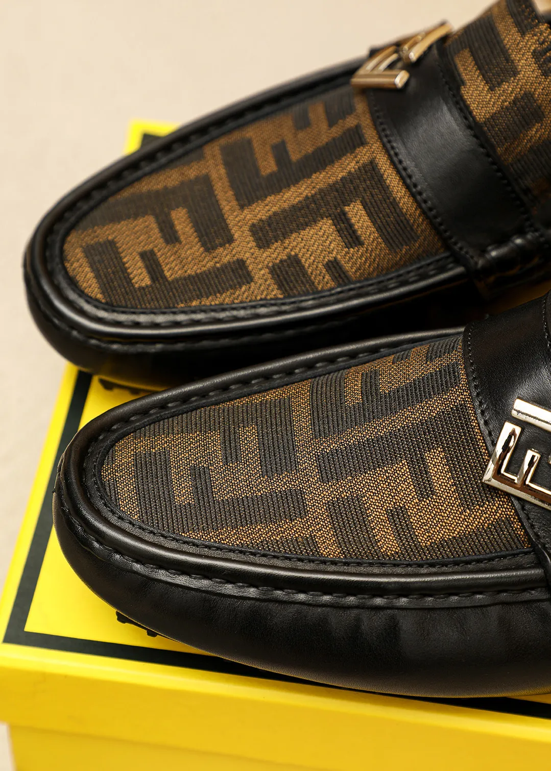 Men's shoes 💰380 💐 Product trademark: FENDI [Fendi] Doudou shoes Regular size: 38-44 (45.46.47🉑️Customized) Product materials: Selected imported first-layer calfskin upper + luxury hardware buckle, imported pig 🐖 lining. Strong three-dimensional visual effect, original outsole color: 1⃣️color optional
